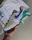 Nike Air 180 White Medium Blue Clear Jade uitgepakt uit de doos, frisse witte basis met blauwe en jadegroene tinten, vastgelegd in natuurlijke belichting door Snrkickz.