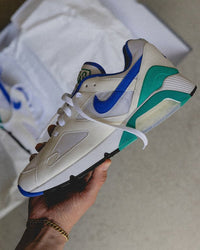 Nike Air 180 White Medium Blue Clear Jade uitgepakt uit de doos, frisse witte basis met blauwe en jadegroene tinten, vastgelegd in natuurlijke belichting door Snrkickz.