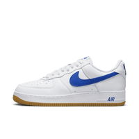 Zijaanzicht van de Nike Air Force 1 Low ‘07 Color of the Month Varsity Royal Gum DJ3911-101 met wit leren bovenwerk, varsity blue swoosh en gum zool