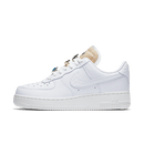 Zijaanzicht van de Nike Air Force 1 Low '07 LX White Onyx CZ8101-100 met witte leren upper en subtiele Onyx details