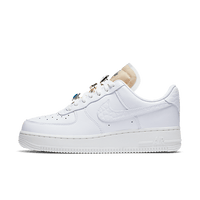 Zijaanzicht van de Nike Air Force 1 Low '07 LX White Onyx CZ8101-100 met witte leren upper en subtiele Onyx details