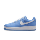 Zijaanzicht van de Nike Air Force 1 Low '07 Retro University Blue DM0576-400 met leren bovenwerk in blauw en witte swoosh