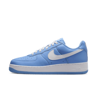 Zijaanzicht van de Nike Air Force 1 Low '07 Retro University Blue DM0576-400 met leren bovenwerk in blauw en witte swoosh