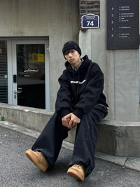 Nike Air Force 1 Low Flax Wheat CJ9179-200 gestyled buiten met zwarte oversized coat, iconische fall fit