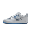 Nike Air Force 1 Low Invisible Woman 2.0 – vooraanzicht met doorschijnende panelen, witte leren overlays en blauwe accenten