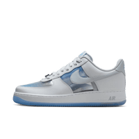 Nike Air Force 1 Low Invisible Woman 2.0 – vooraanzicht met doorschijnende panelen, witte leren overlays en blauwe accenten