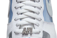 Nike Air Force 1 Low Invisible Woman 2.0 – close-up van transparant materiaal, witte veters en metallic blauwe Swoosh