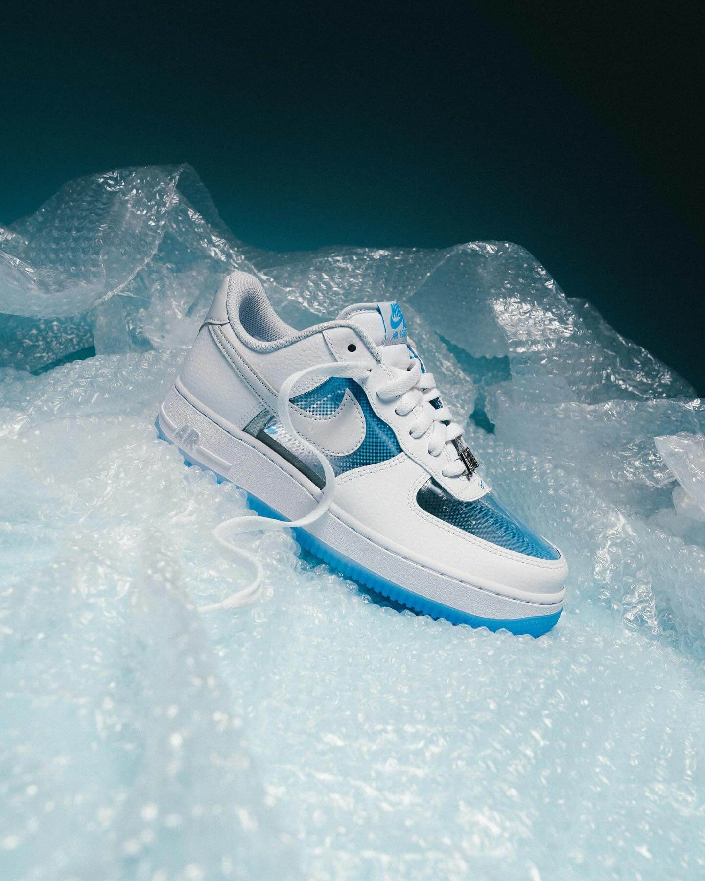 Nike Air Force 1 Low Invisible Woman 2.0 – gedragen met lichtblauwe denim en wit oversized shirt voor een futuristische look