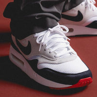 Detail van de grote Air-unit en navy accenten op de Nike Air Max 1 '86 Obsidian – retro uitvoering via Snrkickz

