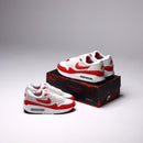 Vergelijkend beeld van verschillende maten van de Big Bubble, gestapeld op klassieke Nike-doos met jaren 80 styling