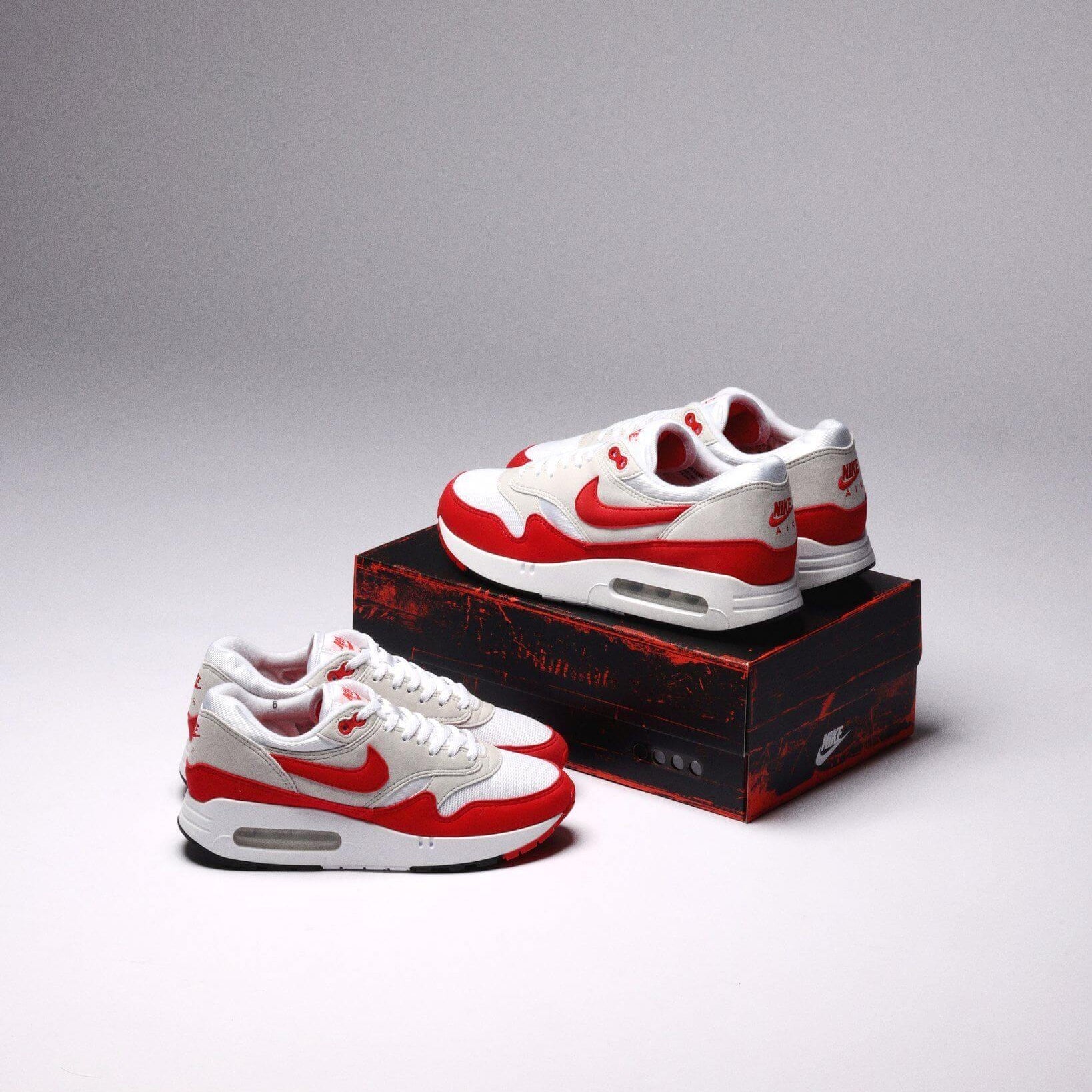 Vergelijkend beeld van verschillende maten van de Big Bubble, gestapeld op klassieke Nike-doos met jaren 80 styling