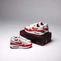 Vergelijkend beeld van verschillende maten van de Big Bubble, gestapeld op klassieke Nike-doos met jaren 80 styling