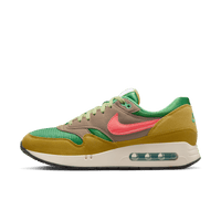 Nike Air Max 1 Treeline gefotografeerd van de zijkant met zicht op de roze Swoosh, forest green overlays en zichtbare Air-unit in de zool