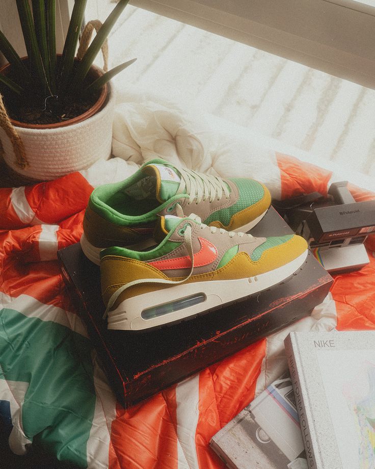 Treeline colorway creatief vastgelegd in een warme setting met suède textuur, pastelgroene tong en vintage vibe tussen planten en boeken