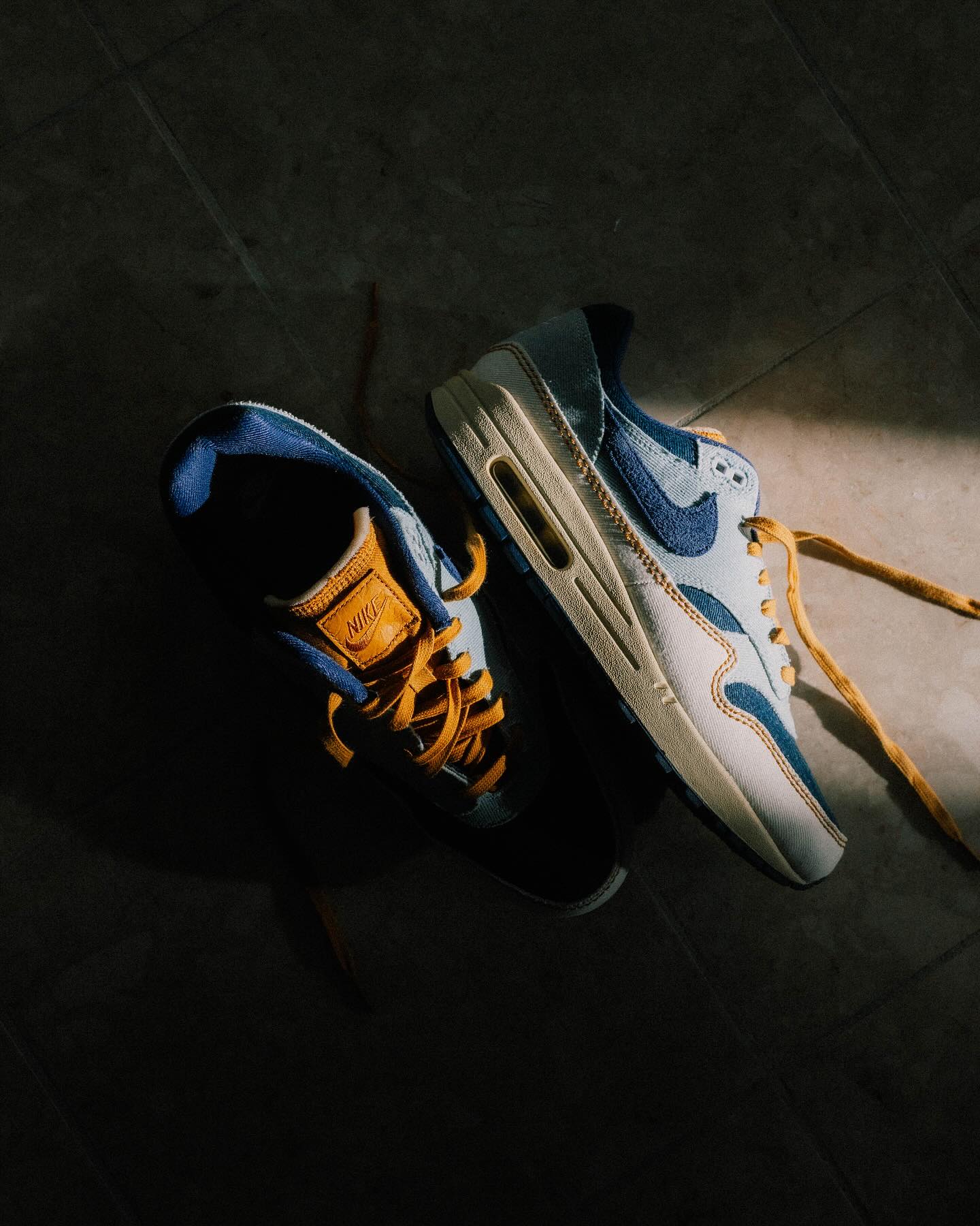 FQ8900-440 zij-aanzicht in gedempt licht met denimstructuur in verschillende blauwtinten en reflectie op de afgeronde Air-unit