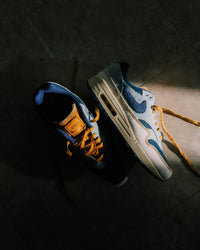 FQ8900-440 zij-aanzicht in gedempt licht met denimstructuur in verschillende blauwtinten en reflectie op de afgeronde Air-unit