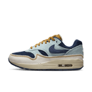 Nike Air Max 1 '87 Denim Aura FQ8900-440 van voren gefotografeerd met zicht op layered denim-panelen, gele veters en zachte off-white zool