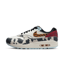 Nike Air Max 1 '87 Great Indoors FD0827-133 gefotografeerd vanaf de voorkant met zicht op het getextureerde bovenwerk in wit, roze en panterprintdetails