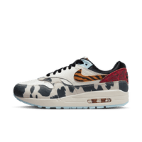 Nike Air Max 1 '87 Great Indoors FD0827-133 gefotografeerd vanaf de voorkant met zicht op het getextureerde bovenwerk in wit, roze en panterprintdetails