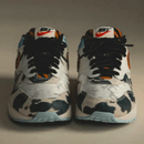 Meerdere paren Great Indoors stacked naast elkaar met opvallende patronen, lichtblauwe Swoosh en contrasterende zoolranden in beeld