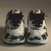 Meerdere paren Great Indoors stacked naast elkaar met opvallende patronen, lichtblauwe Swoosh en contrasterende zoolranden in beeld