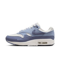 Nike Air Max 1 '87 Light Armory Blue in zijaanzicht, met zichtbare Air-unit en gelaagd bovenwerk in blauw en Ashen Slate