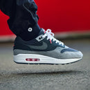 Bovenaanzicht van de Nike AM1 87 Premium Dark Smoke Grey met donkergrijze toebox, mesh tong en tonal veters