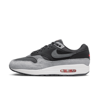 Zijaanzicht van de Nike Air Max 1 ’87 Premium Dark Smoke Grey met grove suède overlays, zwart leren Swoosh en offwhite zool