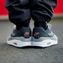 Hielshot van de Nike Air Max 1 Premium ’87 met zwarte mudguard, gestikte branding en offwhite middenzool