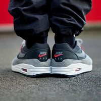 Hielshot van de Nike Air Max 1 Premium ’87 met zwarte mudguard, gestikte branding en offwhite middenzool