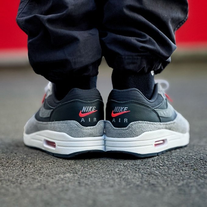 Hielshot van de Nike Air Max 1 Premium ’87 met zwarte mudguard, gestikte branding en offwhite middenzool