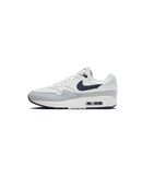 Nike Air Max 1 '87 Pure Platinum – zijkant van de sneaker in lichtgrijs en wit leer, verkrijgbaar bij Snrkickz