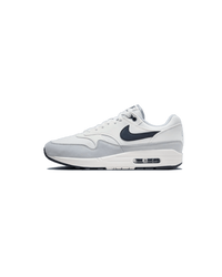 Nike Air Max 1 '87 Pure Platinum – zijkant van de sneaker in lichtgrijs en wit leer, verkrijgbaar bij Snrkickz