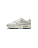 Nike Air Max 1 ‘87 Safari Summit White – zijkant met lichtgrijze tinten en safari-accenten, verkrijgbaar bij Snrkickz