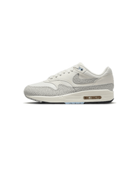 Nike Air Max 1 ‘87 Safari Summit White – zijkant met lichtgrijze tinten en safari-accenten, verkrijgbaar bij Snrkickz
