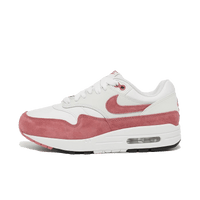 Zijaanzicht van de Women's Air Max 1 toont de zachte Canyon Pink overlays met fluwelen textuur op een fris witte mesh basis