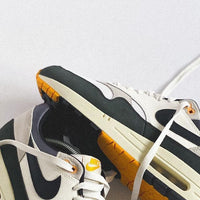 Bovenaanzicht van de Nike Air Max 1 Athletic Department zicht op tonglabel en vetersysteem via Snrkickz