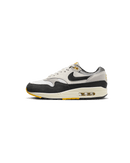 Nike Air Max 1 Athletic Department – zijkant met retro Swoosh en crème suède, verkrijgbaar bij Snrkickz