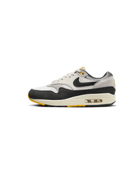 Nike Air Max 1 Athletic Department – zijkant met retro Swoosh en crème suède, verkrijgbaar bij Snrkickz