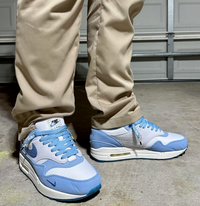 Close-up van de ijzige blauwe zool van de Nike Air Max 1 Blueprint – exclusief te vinden op Snrkickz