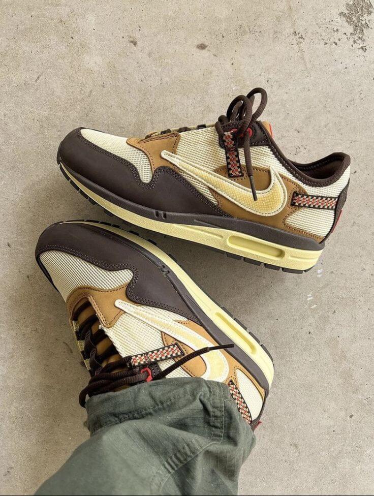 Detail van canvas structuur, trekkoord en Swoosh op de Nike Air Max 1 Cactus Jack – Travis Scott collab via Snrkickz
