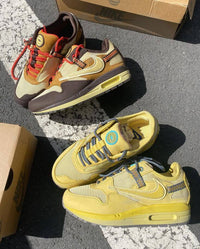 Bovenaanzicht van de Nike Air Max 1 Cactus Jack Saturn Gold – zicht op tonglogo, trekkoord en gestroomlijnde colorblocking via Snrkickz