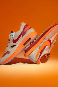 Air Max 1 CLOT on feet met zicht op transparante voorkant en gegraveerde zool – cultureel geïnspireerd design met premium materialen

