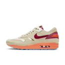 Zijkant van de Nike Air Max 1 CLOT Kiss of Death met doorschijnende toebox, tan overlays en oranje accenten – opvallende collab met Chinese roots