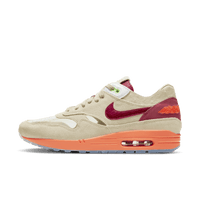 Zijkant van de Nike Air Max 1 CLOT Kiss of Death met doorschijnende toebox, tan overlays en oranje accenten – opvallende collab met Chinese roots