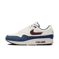 Zijaanzicht van de Nike Air Max 1 Coconut Milk met burgundy swoosh, navy mudguard en offwhite suède overlays