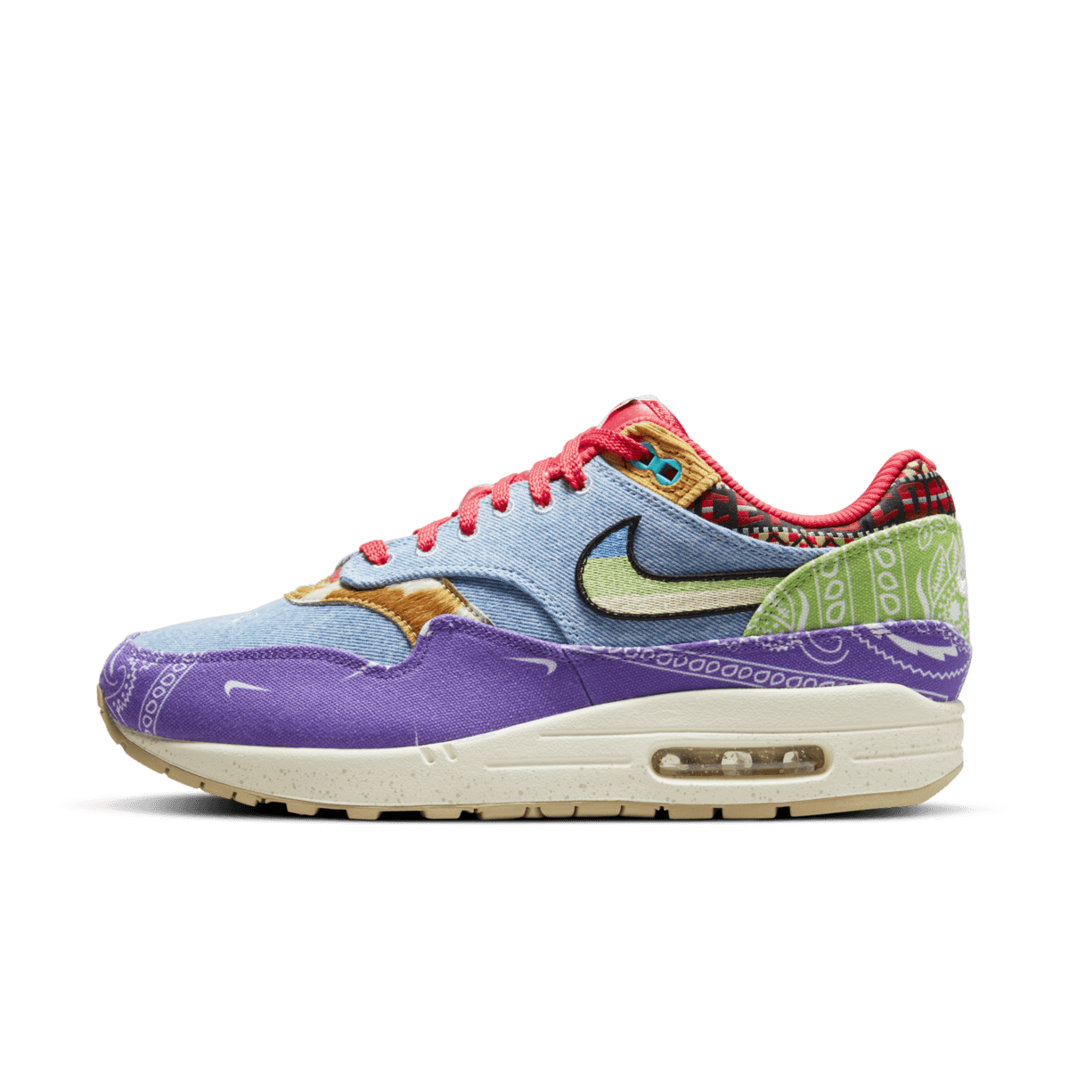 Zijaanzicht van de Far Out Air Max 1 met psychedelische kleuren, denim upper en corduroy Swoosh in een unieke flower-power look