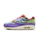 Zijaanzicht van de Far Out Air Max 1 met psychedelische kleuren, denim upper en corduroy Swoosh in een unieke flower-power look