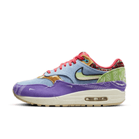 Zijaanzicht van de Far Out Air Max 1 met psychedelische kleuren, denim upper en corduroy Swoosh in een unieke flower-power look