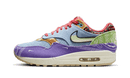Zijaanzicht van de Far Out Air Max 1 met psychedelische kleuren, denim upper en corduroy Swoosh in een unieke flower-power look
